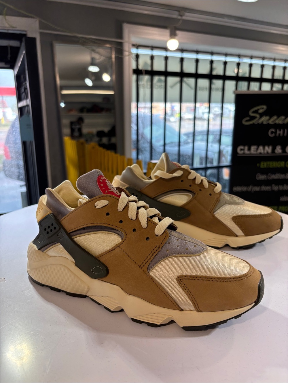 Nike Air Huarache LE Desert Oak Size 8.5 M 10 W